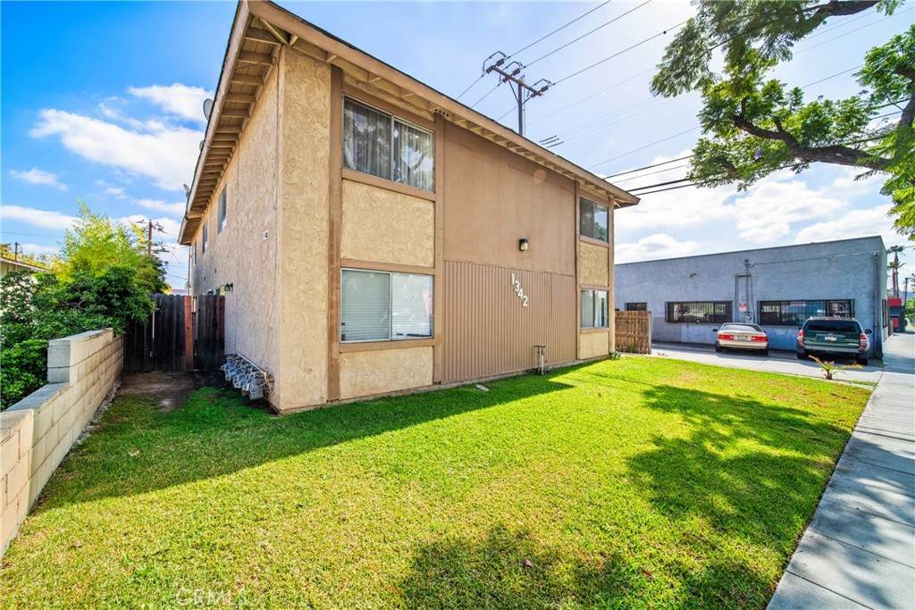 1342 Edgewood - Photo 1