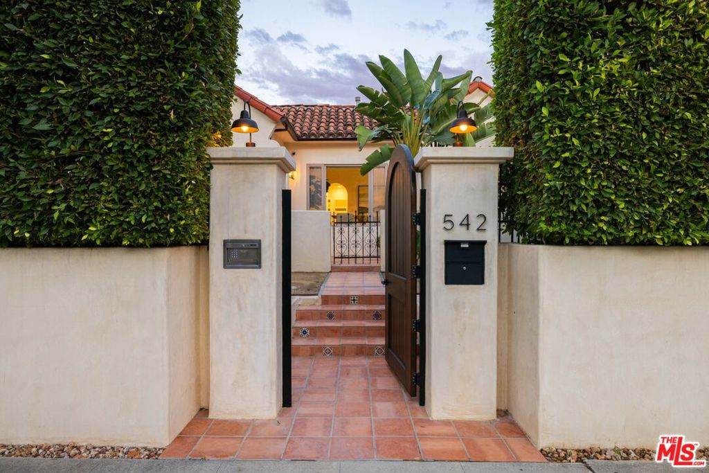 542 Curson Avenue - Photo 1