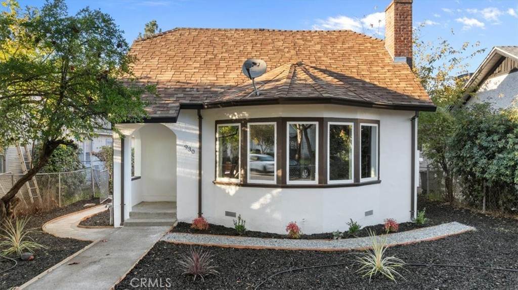 930 Montgomery - Photo 1