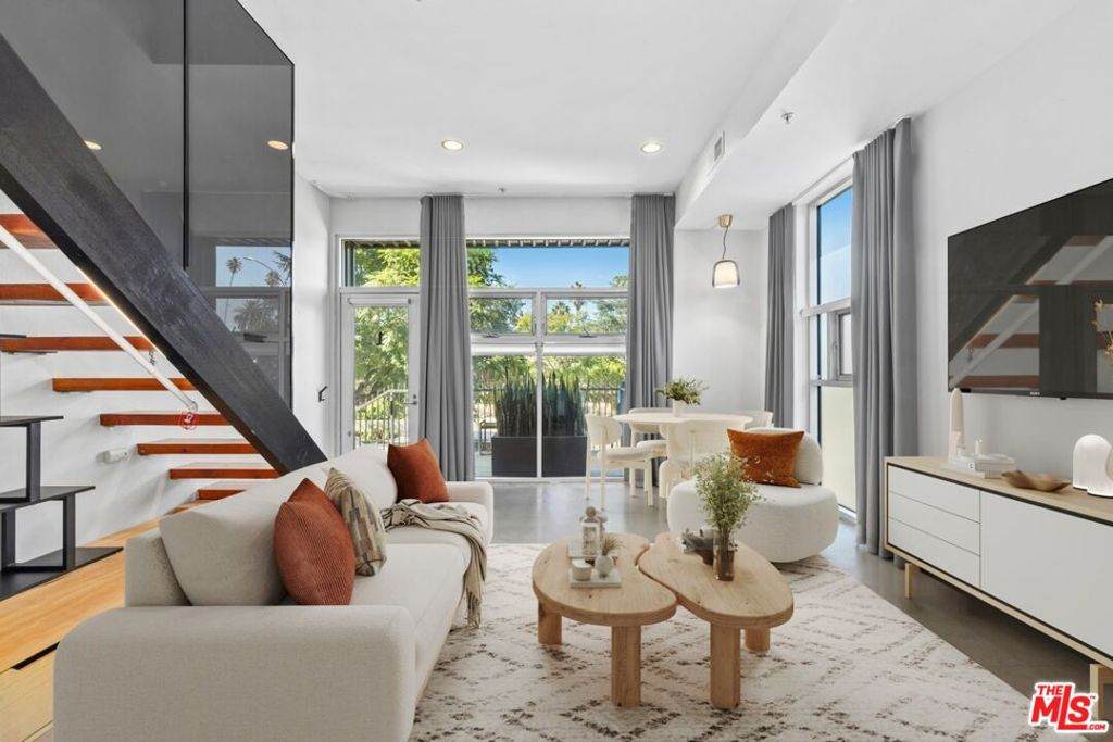 140 Gramercy Place - Photo 1