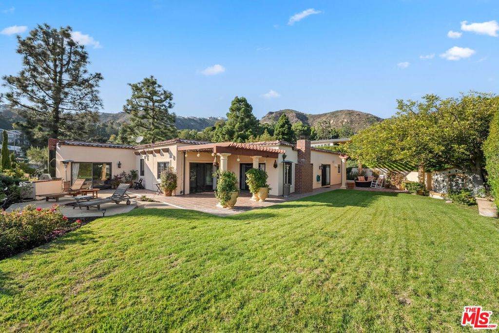 1344 Bienveneda Avenue - Photo 1