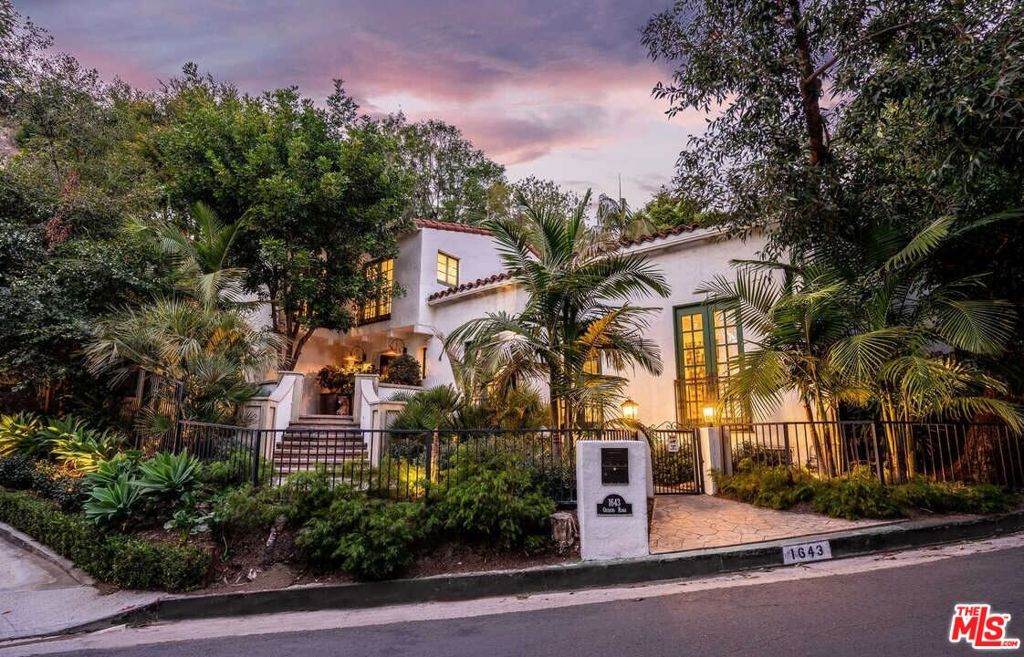 1643 Queens Road - Photo 1