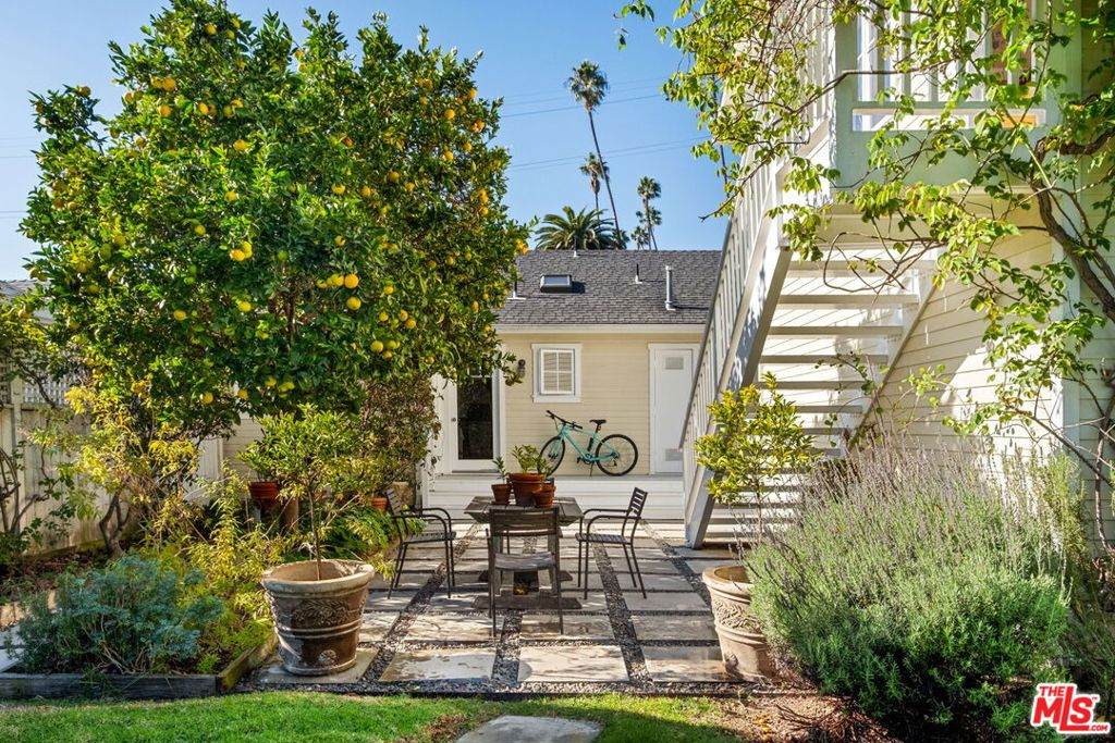 2621 Grandview Avenue - Photo 1