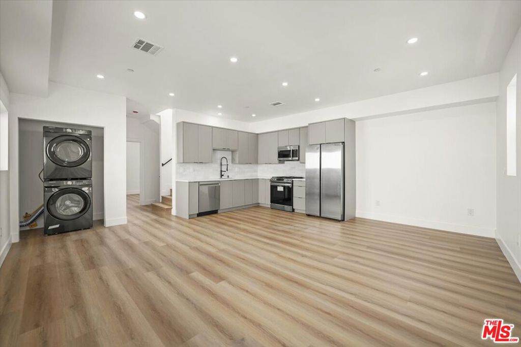 914 Hudson Avenue - Photo 1