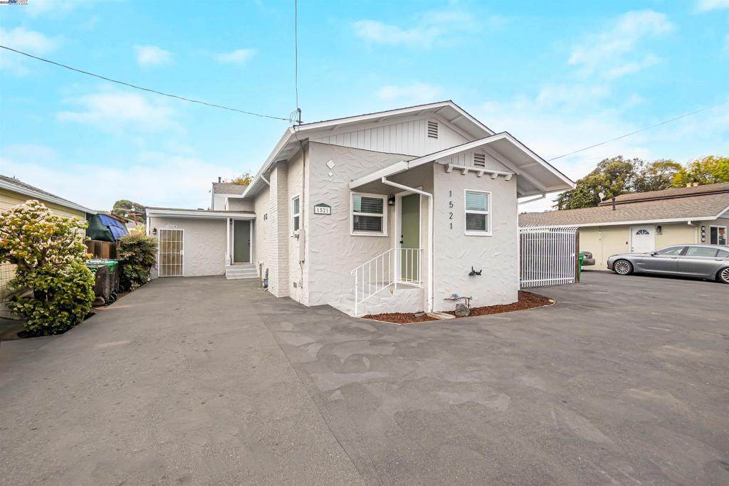 1521 159Th Ave - Photo 1