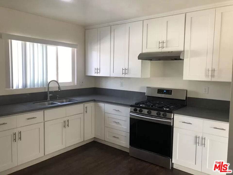 2530 Carmona Avenue - Photo 1