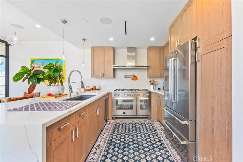 504 E Balboa Blvd - Photo 1