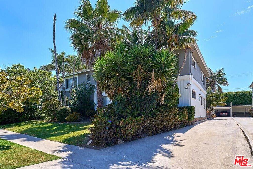 742 Plymouth Boulevard - Photo 1