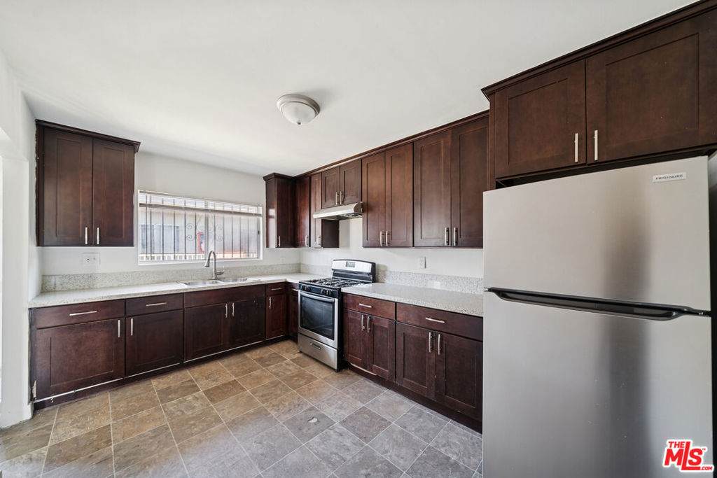 5380 Romaine Street - Photo 1