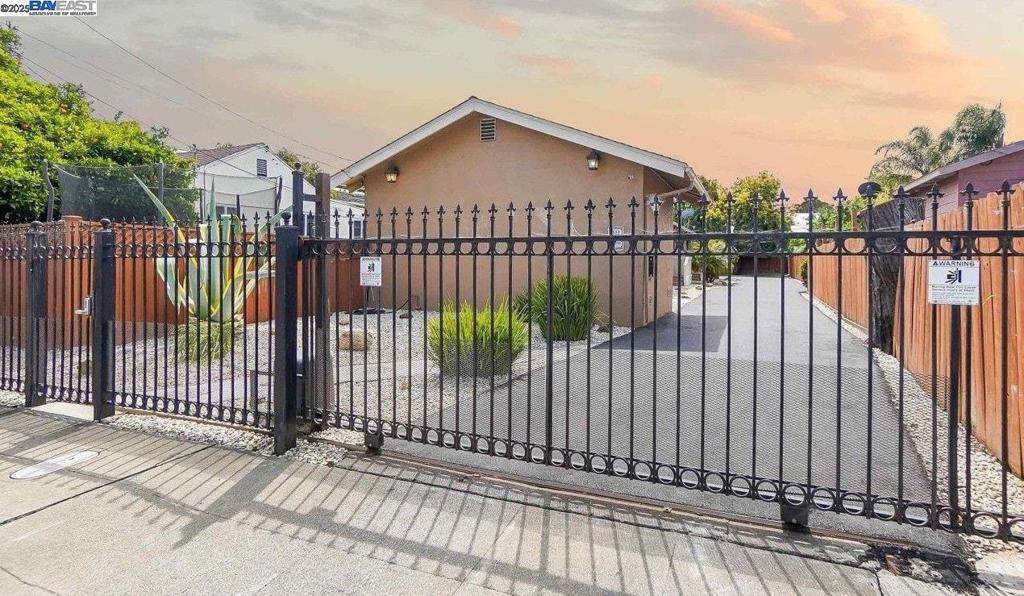 537 Dean St - Photo 1