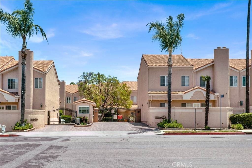 5200 White Oak Avenue - Photo 1