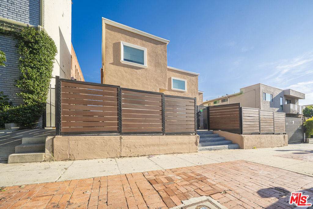 136 Rampart Boulevard - Photo 1