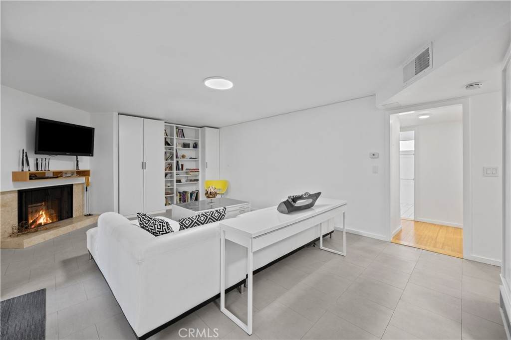 14960 Victory Boulevard - Photo 1