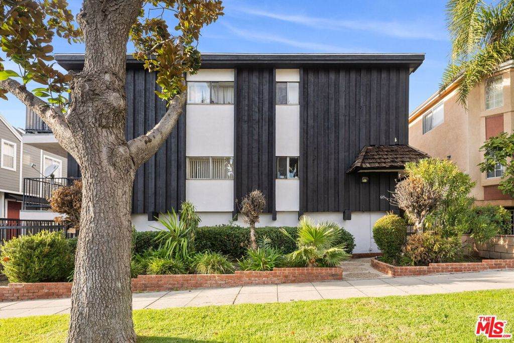 615 Magnolia Boulevard - Photo 1