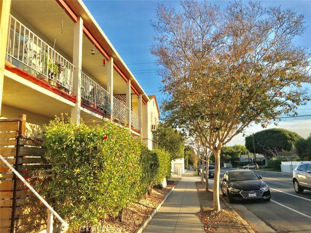 2302 Oak Street - Photo 1