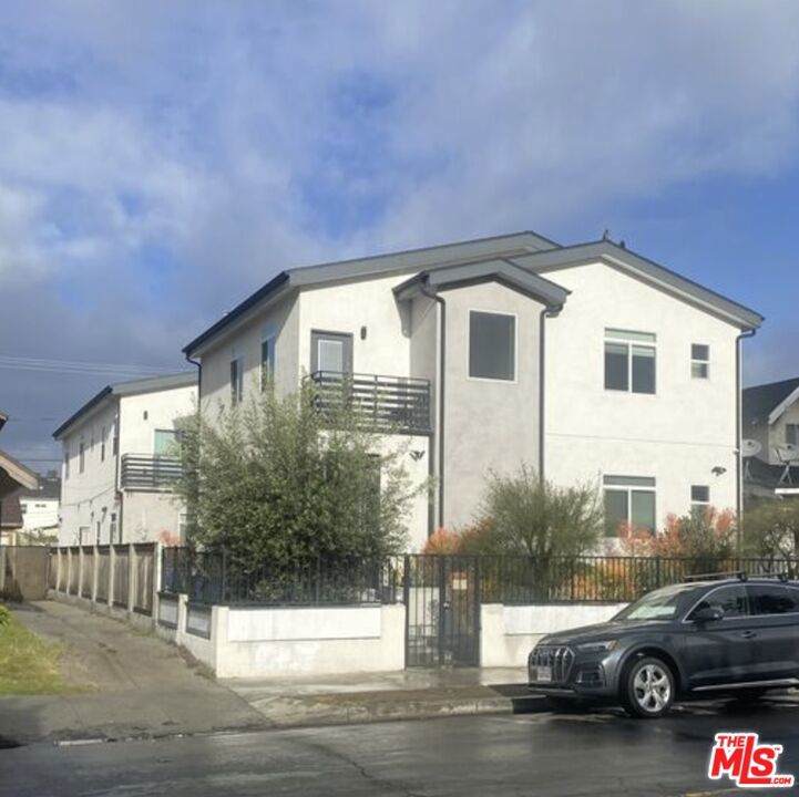 3955 Budlong Avenue - Photo 1