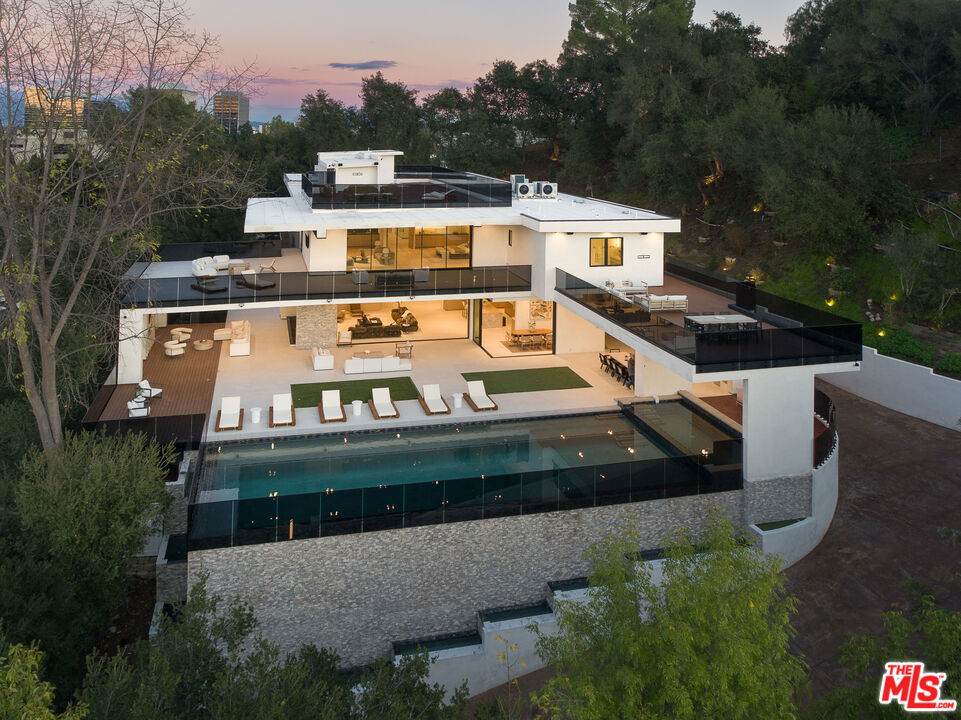 4705 Sophia Avenue - Photo 1