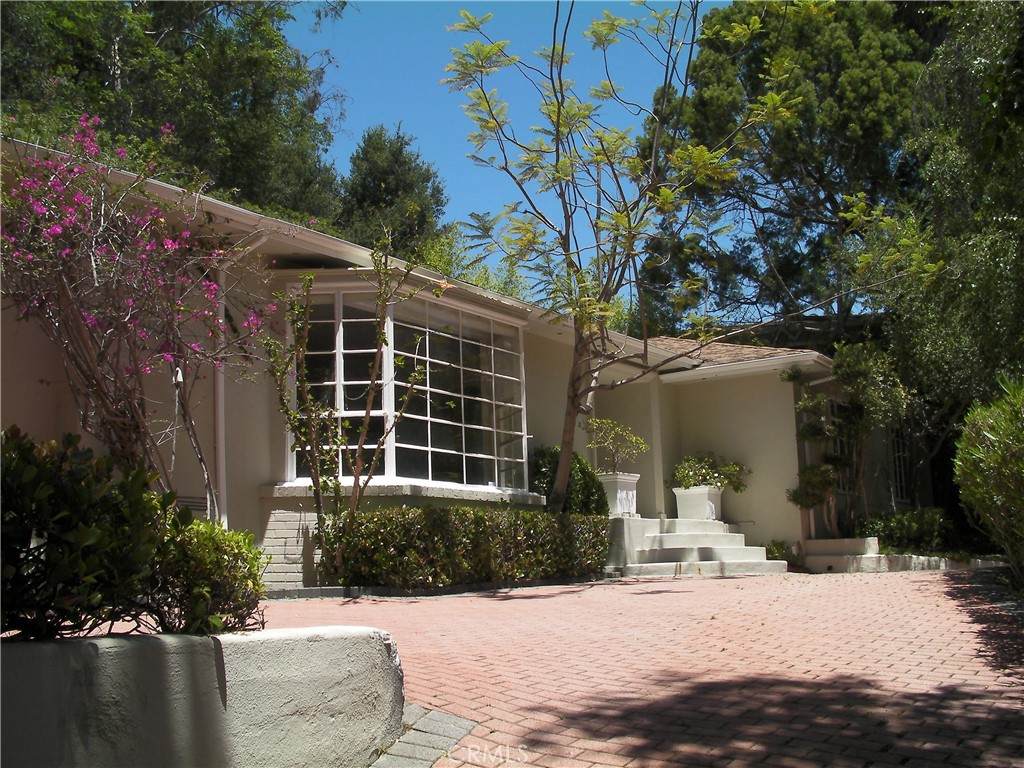 123 Glenroy Avenue - Photo 1