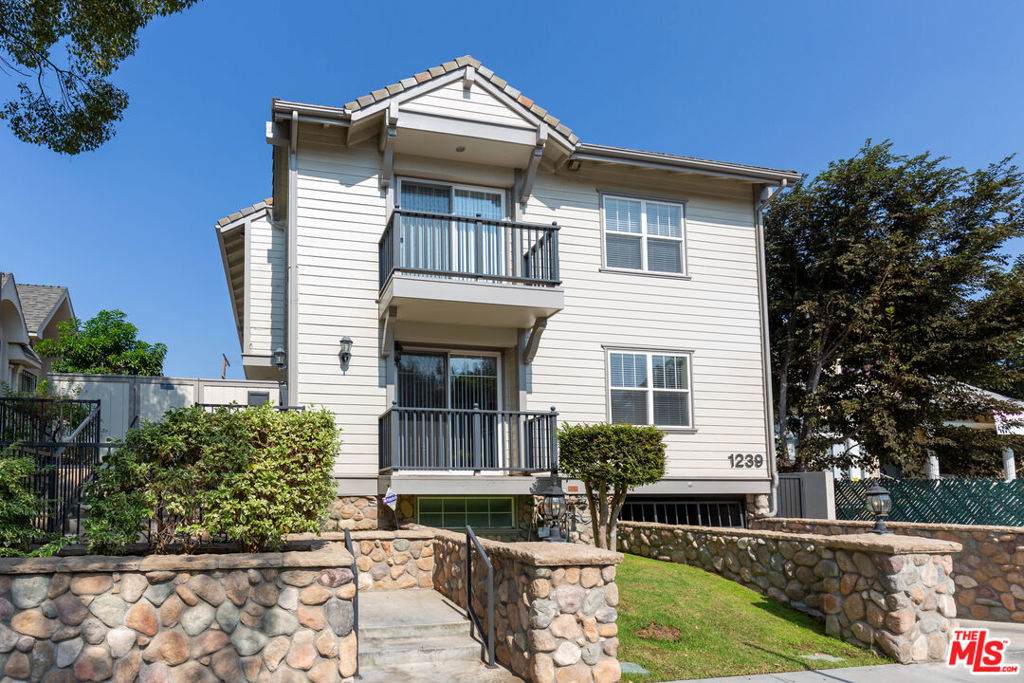 1239 30th Street - Photo 1