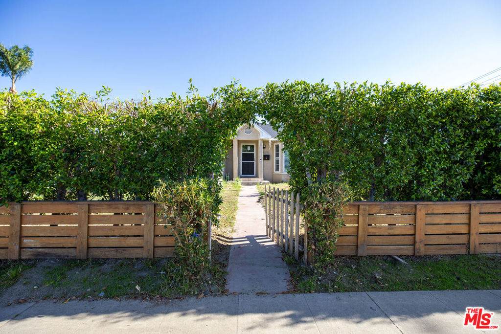 4216 Victory Boulevard - Photo 1