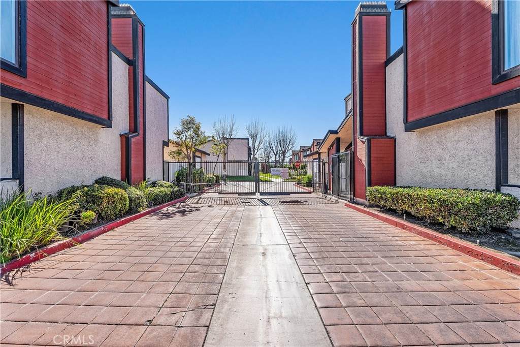 8574 Chapman - Photo 1