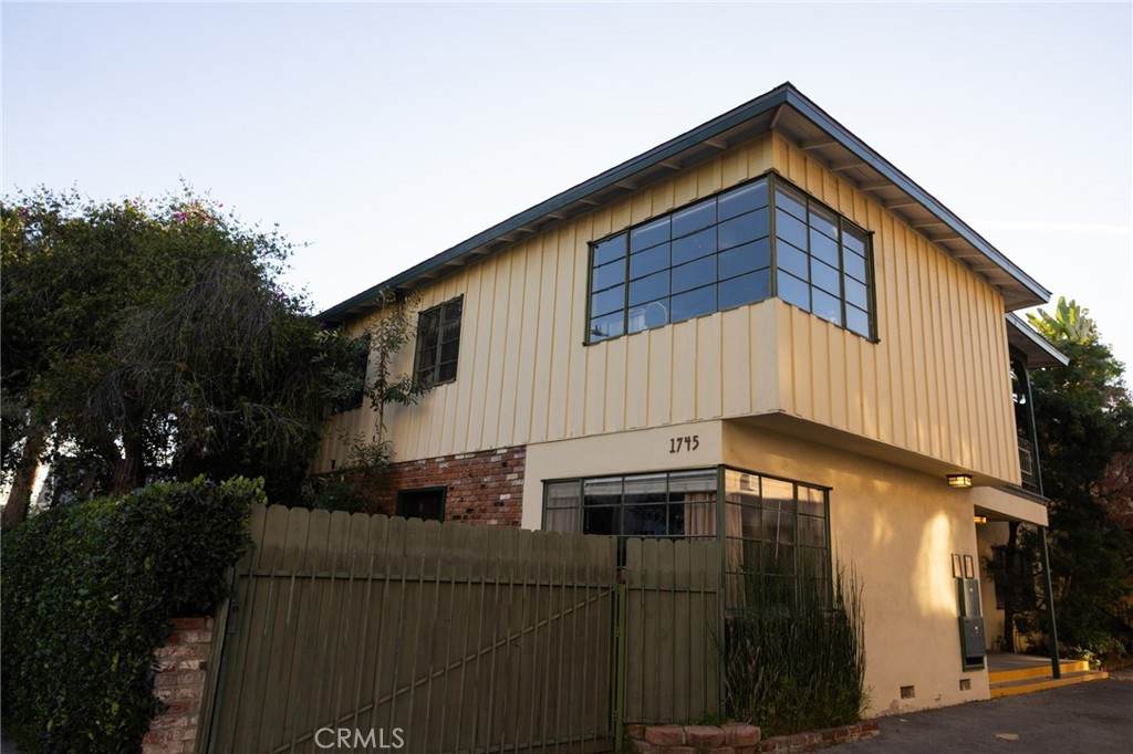 1745 Mariposa - Photo 1