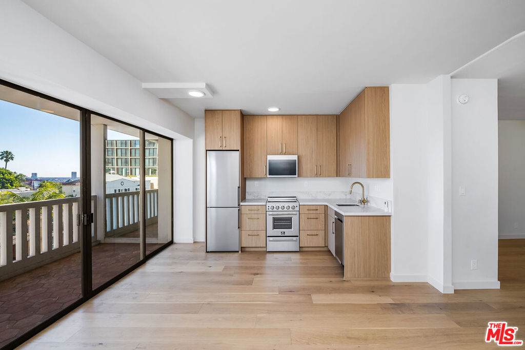 999 Doheny Drive - Photo 1