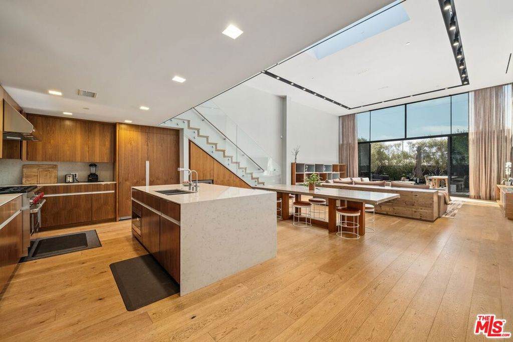 207 Hollister Avenue - Photo 1