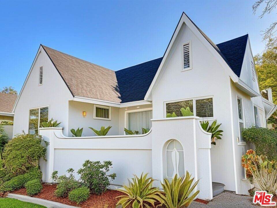 1618 Burnside Avenue - Photo 1