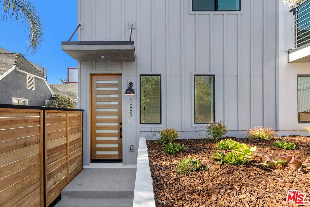1253 Gower Street - Photo 1