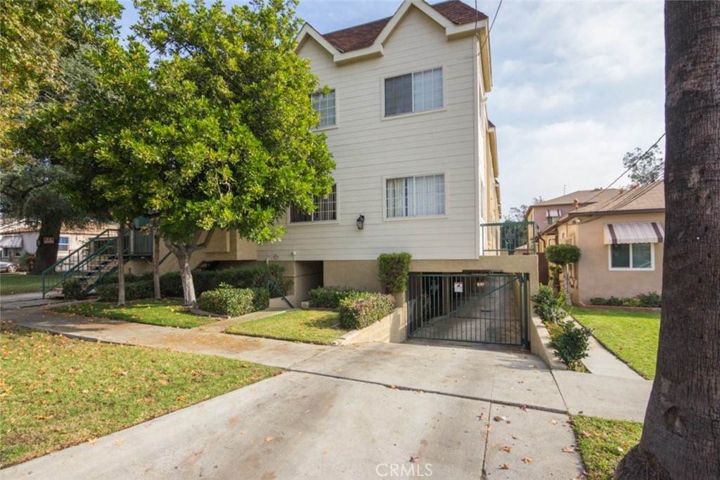 404 Lincoln Avenue - Photo 1