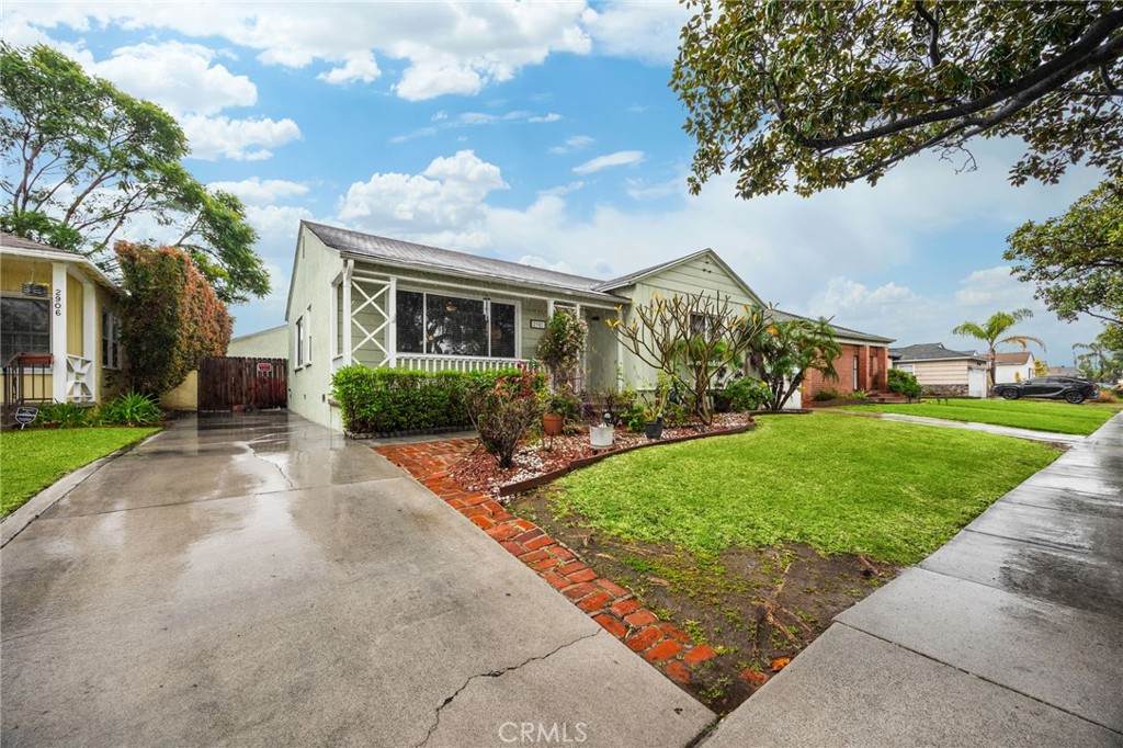 2902 Del Amo Blvd - Photo 1