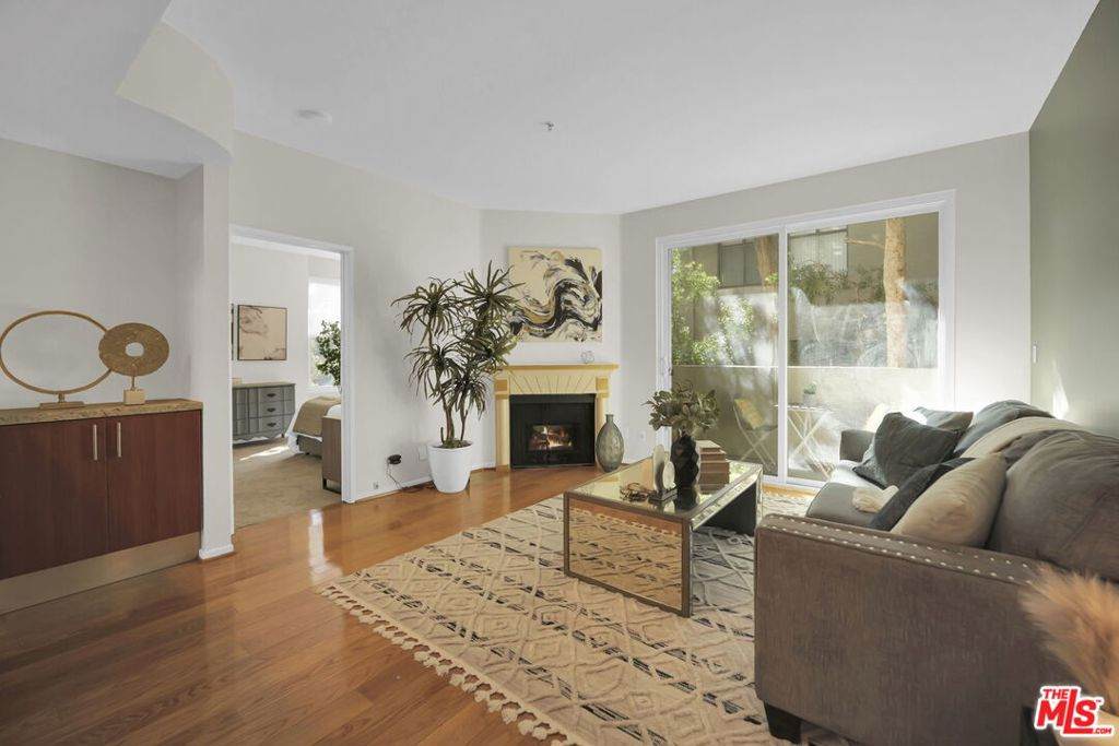 620 Gramercy Place - Photo 1