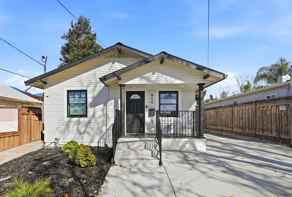 914 Harliss Avenue - Photo 1