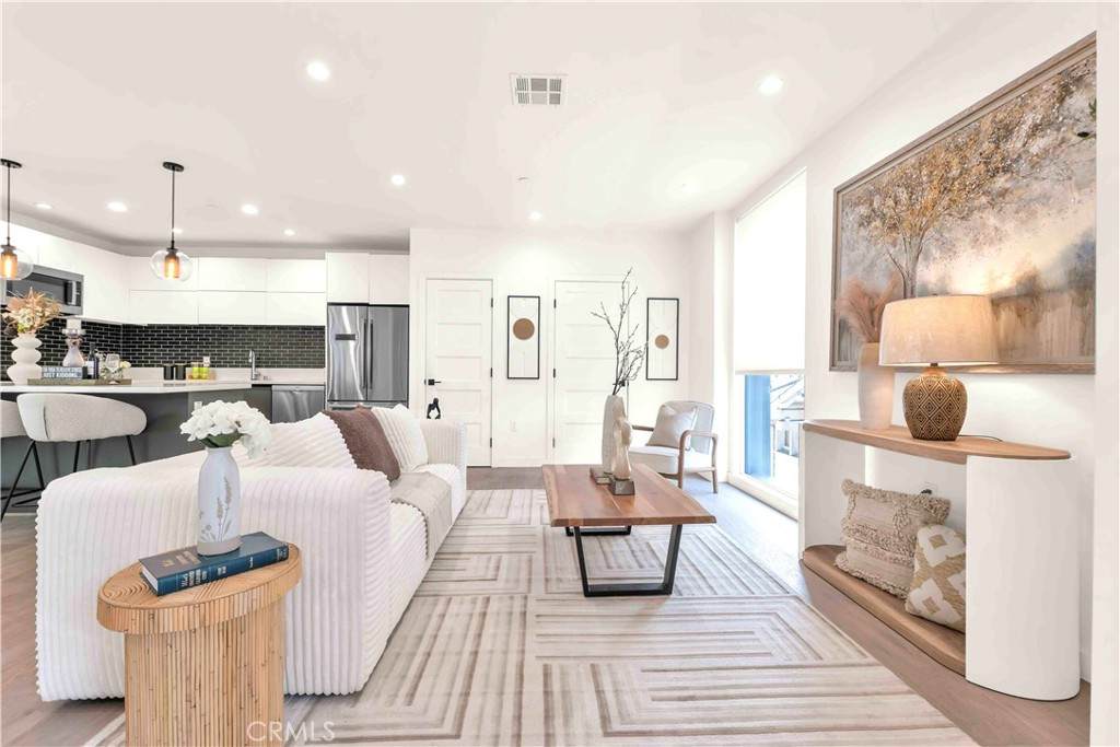 113 Manhattan Place - Photo 1