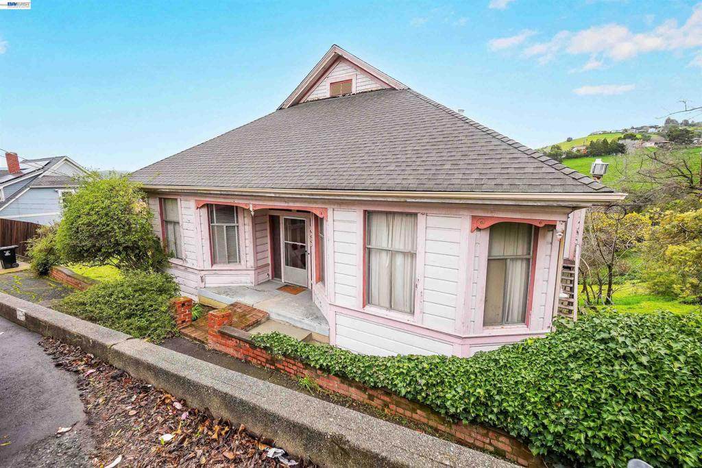 1033 2nd Ave - Photo 1