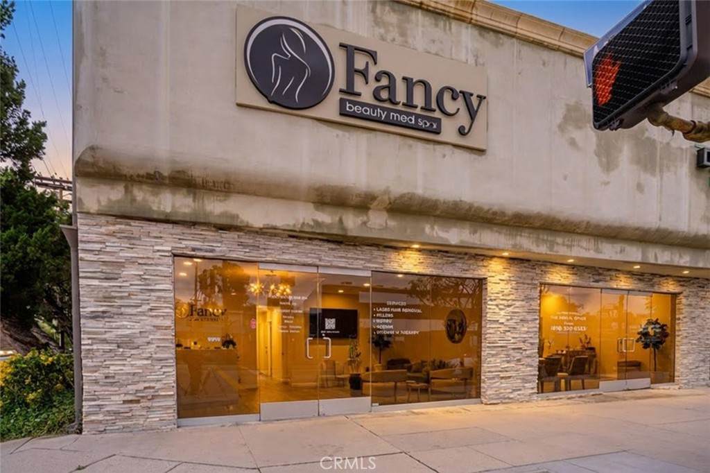 17071 Ventura Boulevard - Photo 1