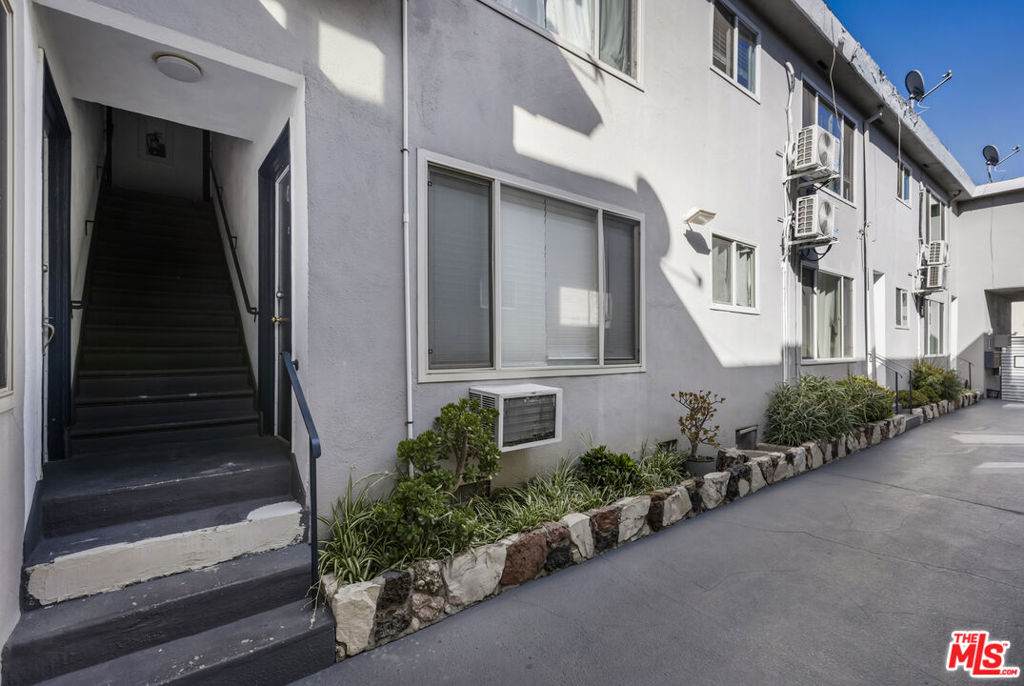 925 Curson Avenue - Photo 1