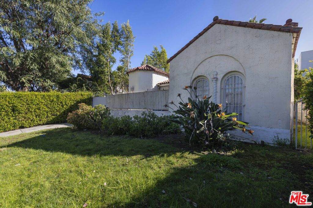424 Edinburgh Avenue - Photo 1