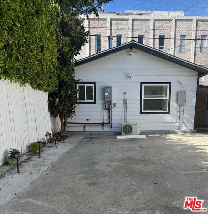 607 Gower - Photo 1