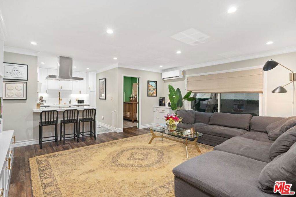 960 Larrabee Street - Photo 1