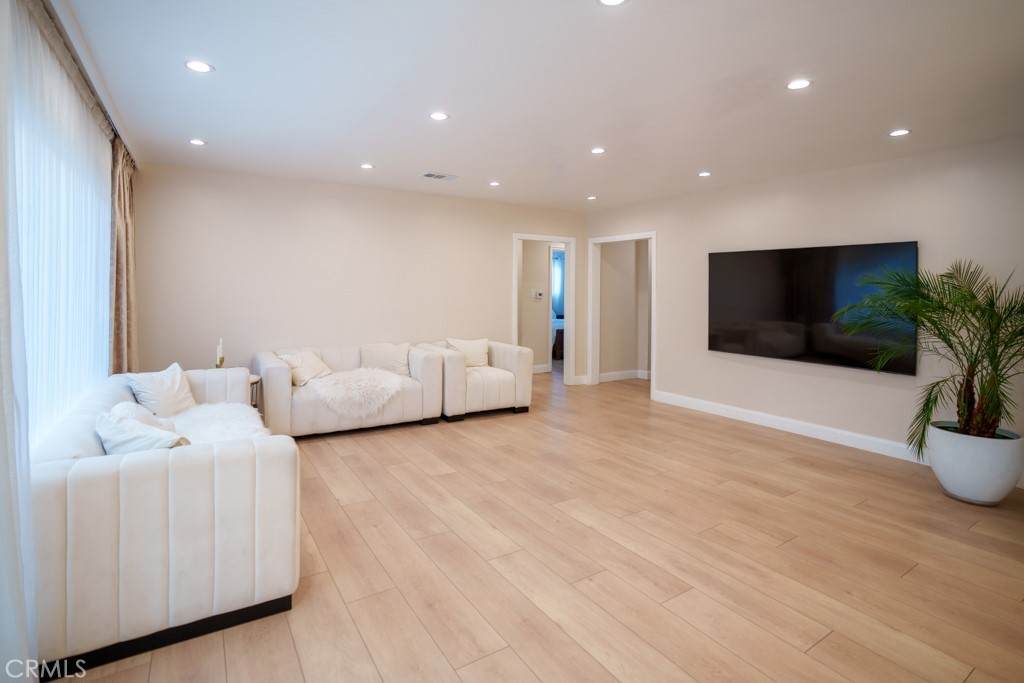 15500 Chatsworth - Photo 1