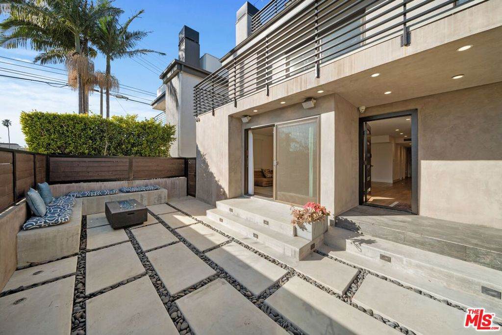 411 Grand Boulevard - Photo 1