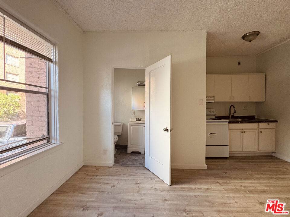 920 Hobart Blvd - Photo 1