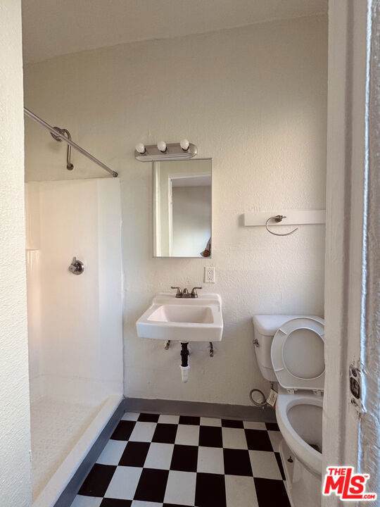 920 Hobart Blvd - Photo 1