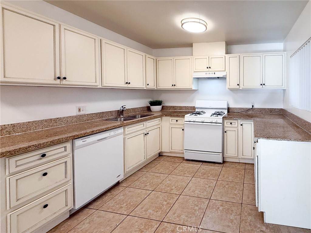 1908 Gardena Avenue - Photo 1