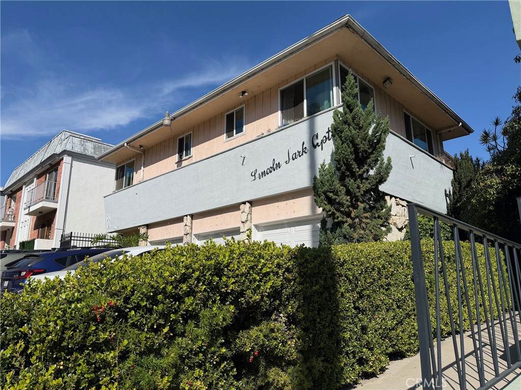 1129 Lincoln Boulevard - Photo 1