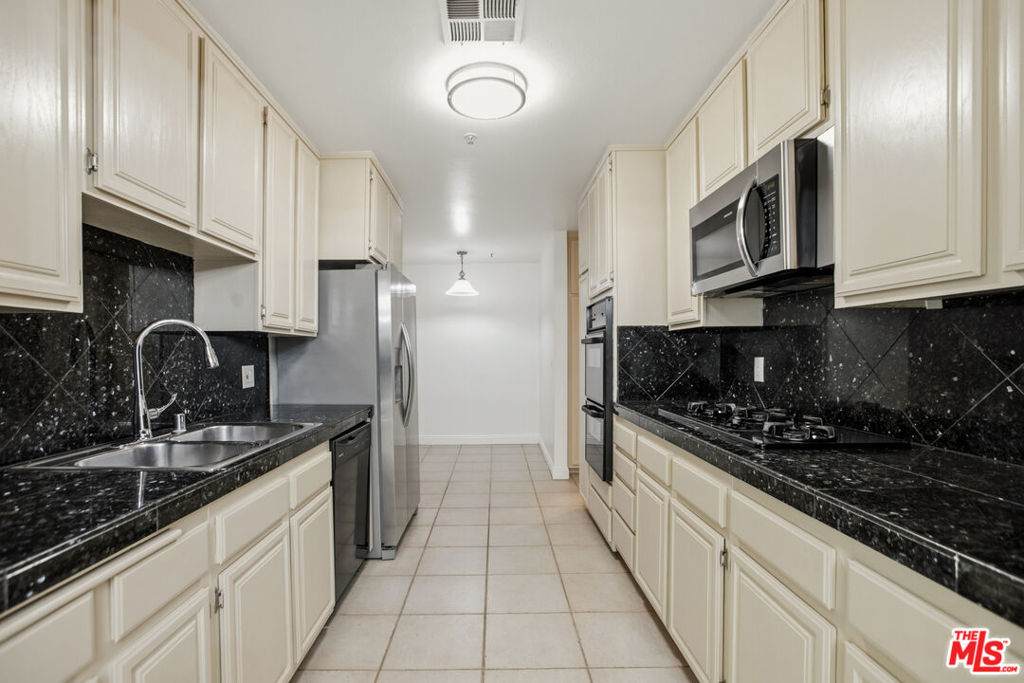1508 Veteran Avenue - Photo 1