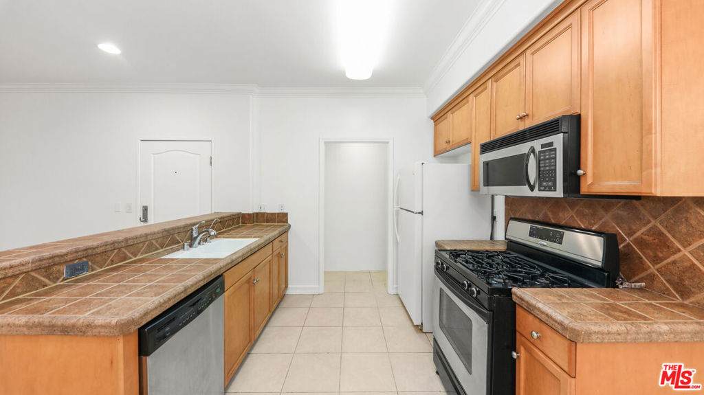 2335 Bentley Avenue - Photo 1