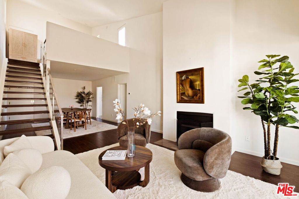 725 Barrington Avenue - Photo 1